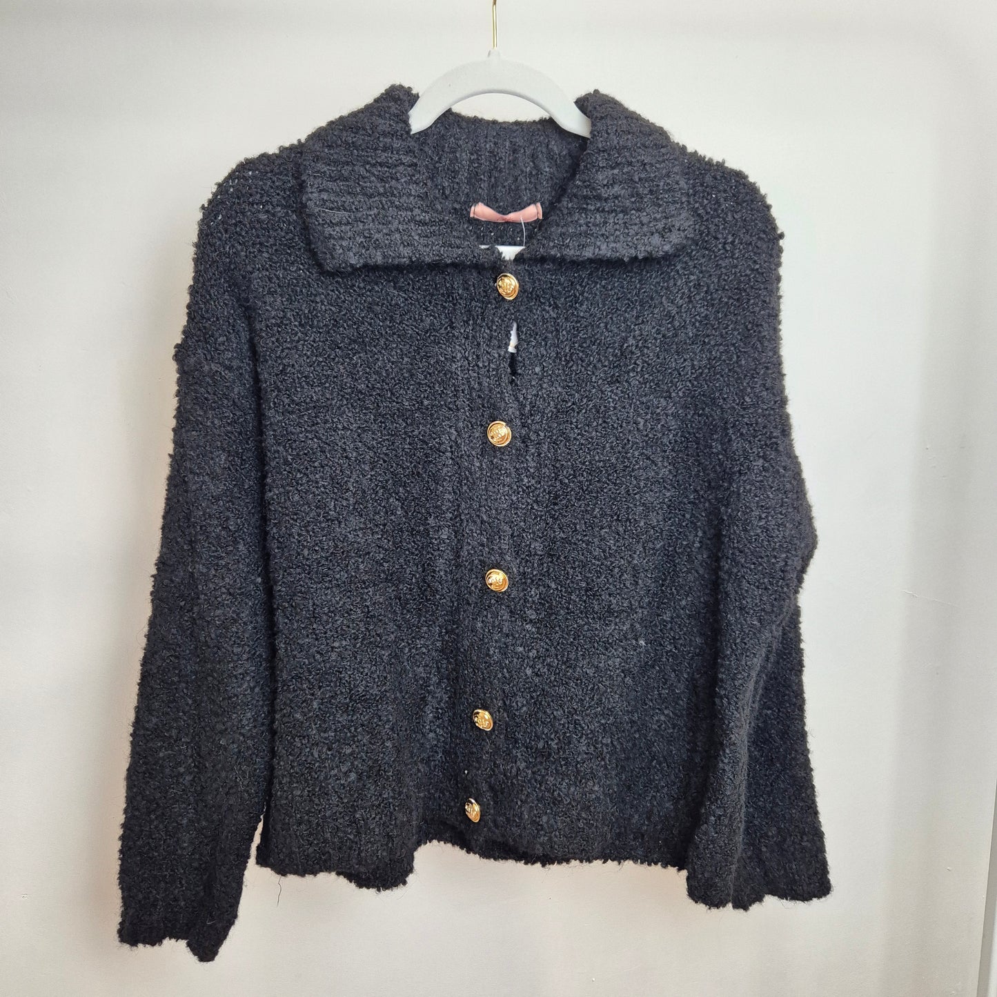 Bouclé Strickjacke "Goldie" mit Kragen