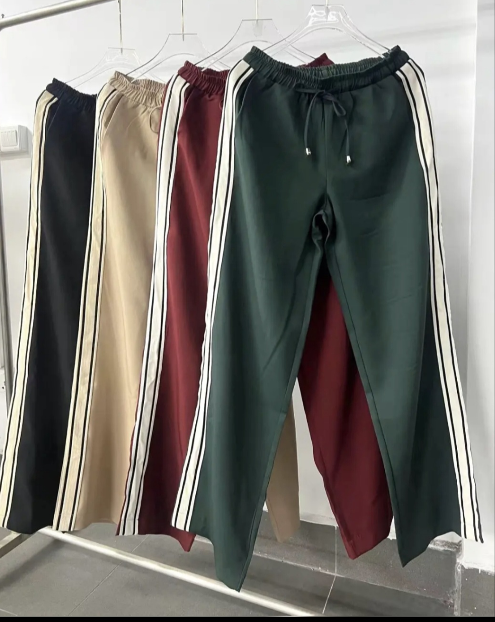 Jogger Hose mit Seitenstreifen- Bordeaux