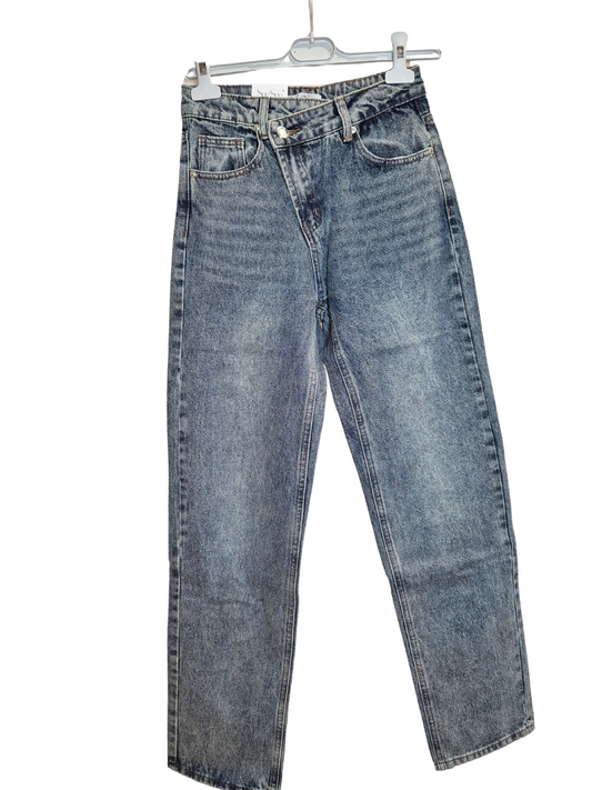 Jeans mit asymmetrischen Bund